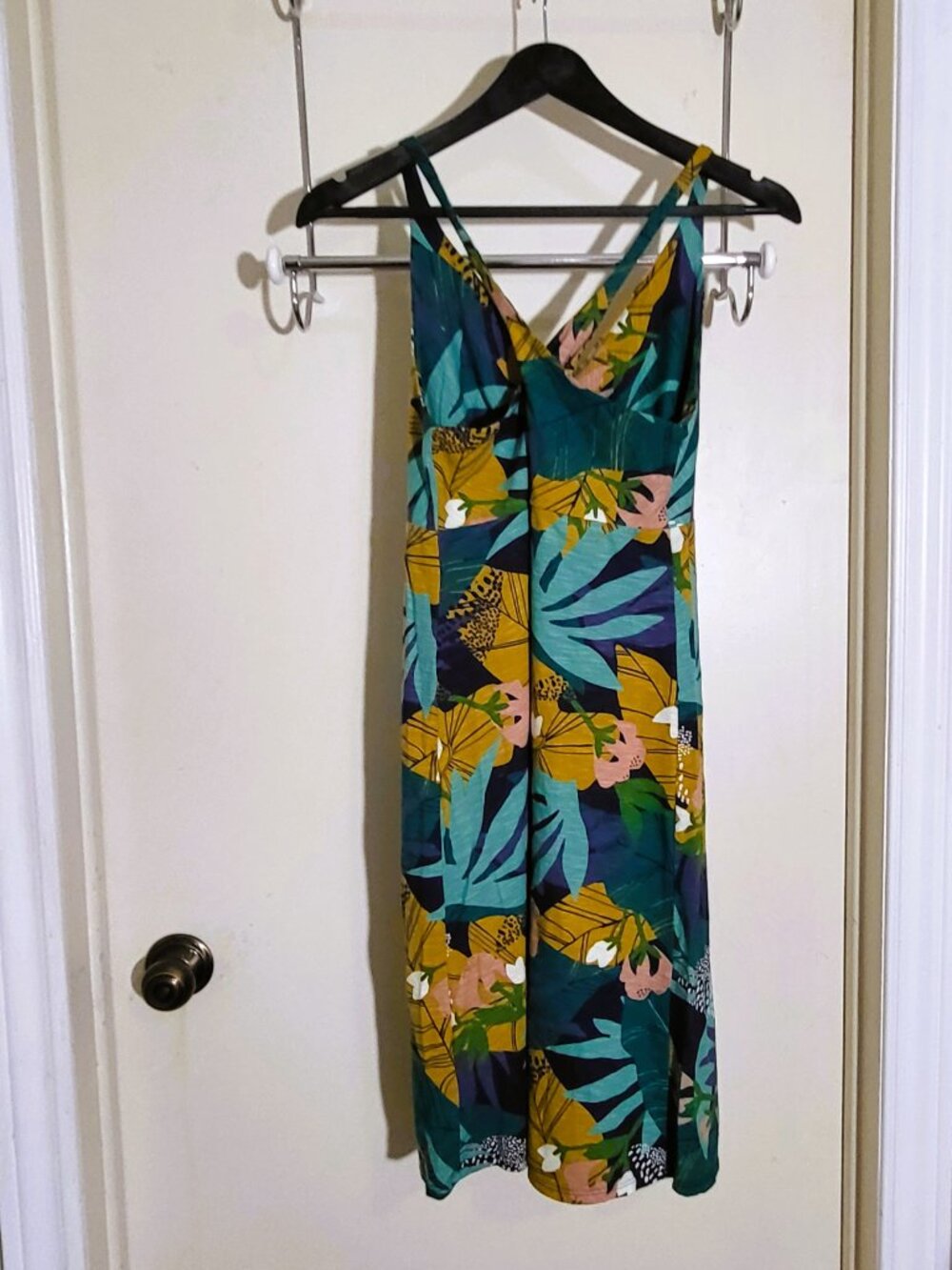 Patagonia cotton Tropical print V-neck front, cross over strap back. Size Medium - Picture 9 of 13